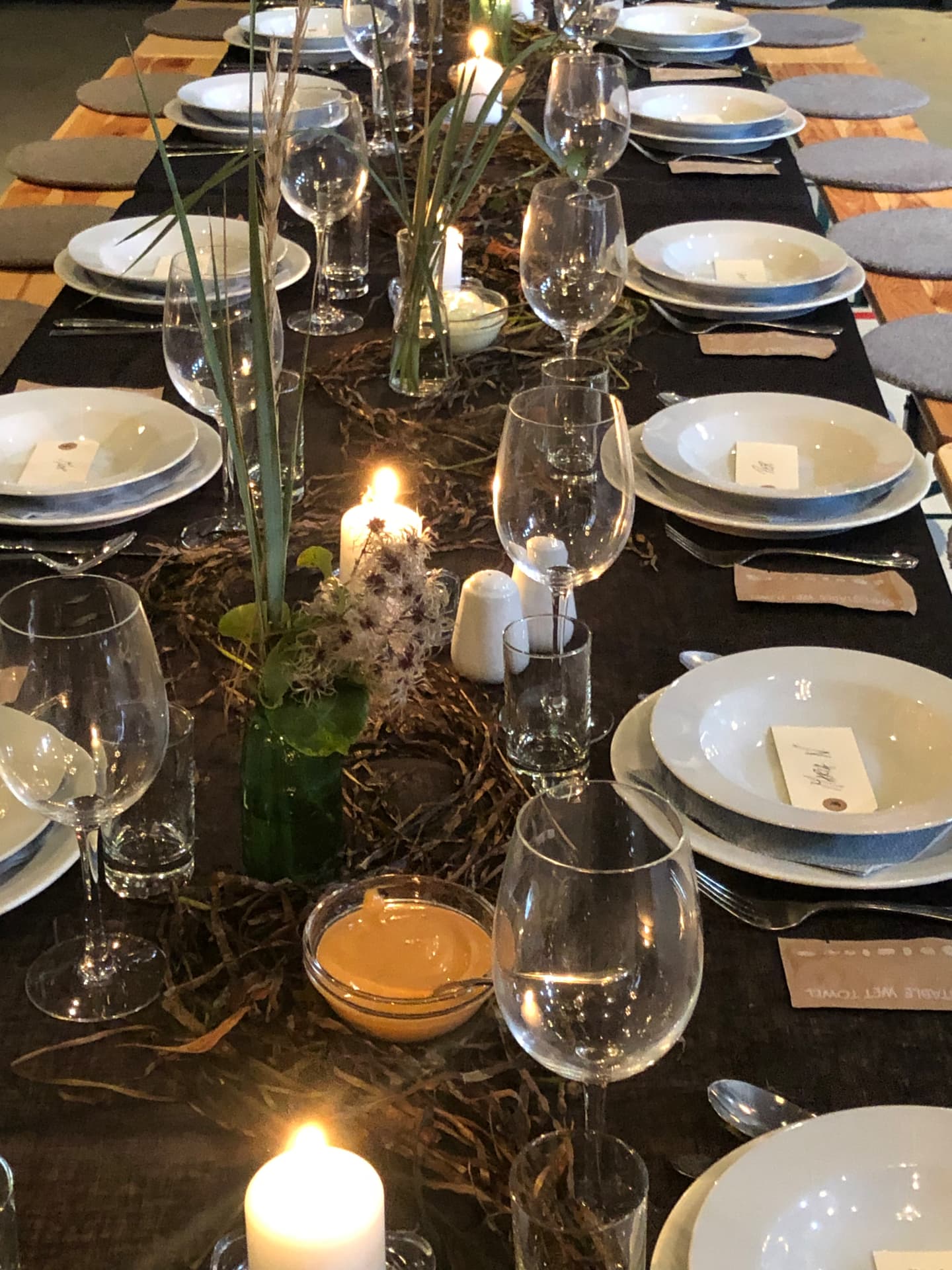Elegant juleopdækning med lys og havudsigt hos Restaurant Hellerup Sejlklub