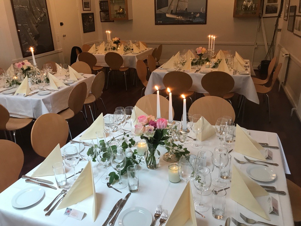 Opdækning i restaurantens lokale med levende lys