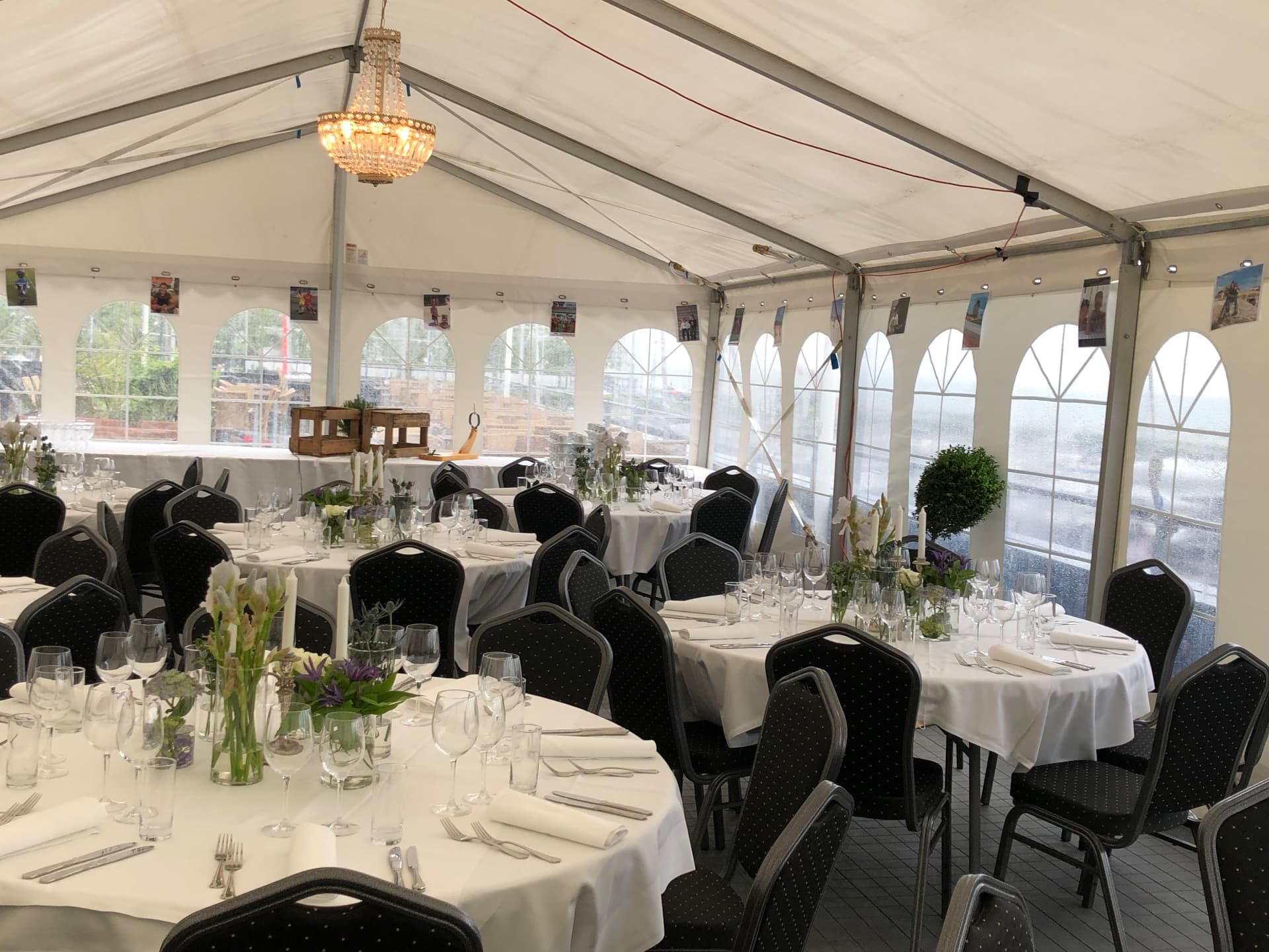 Terrassen på Restaurant Hellerup Sejlklub med udsigt til havnen