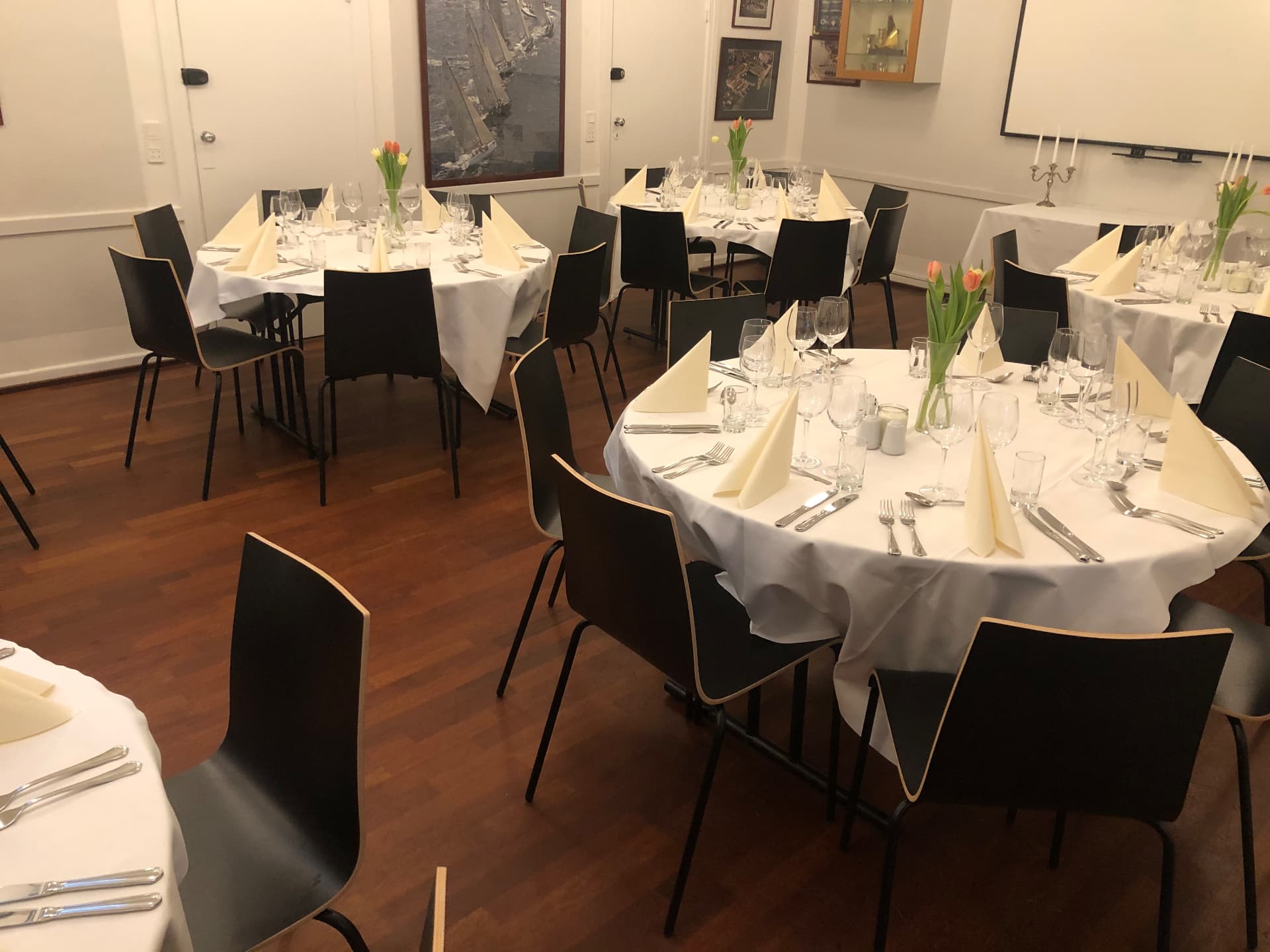 Undervisningen på Restaurant Hellerup Sejlklub dækket op til selskab